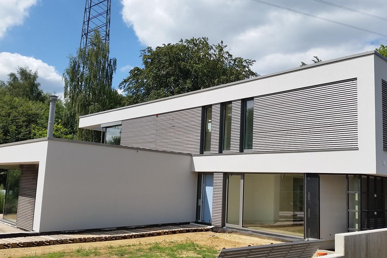 Außenansicht modernes Wohnaus Außenansicht modernes Wohnaus mit weißer Fassade und grauen Elementen